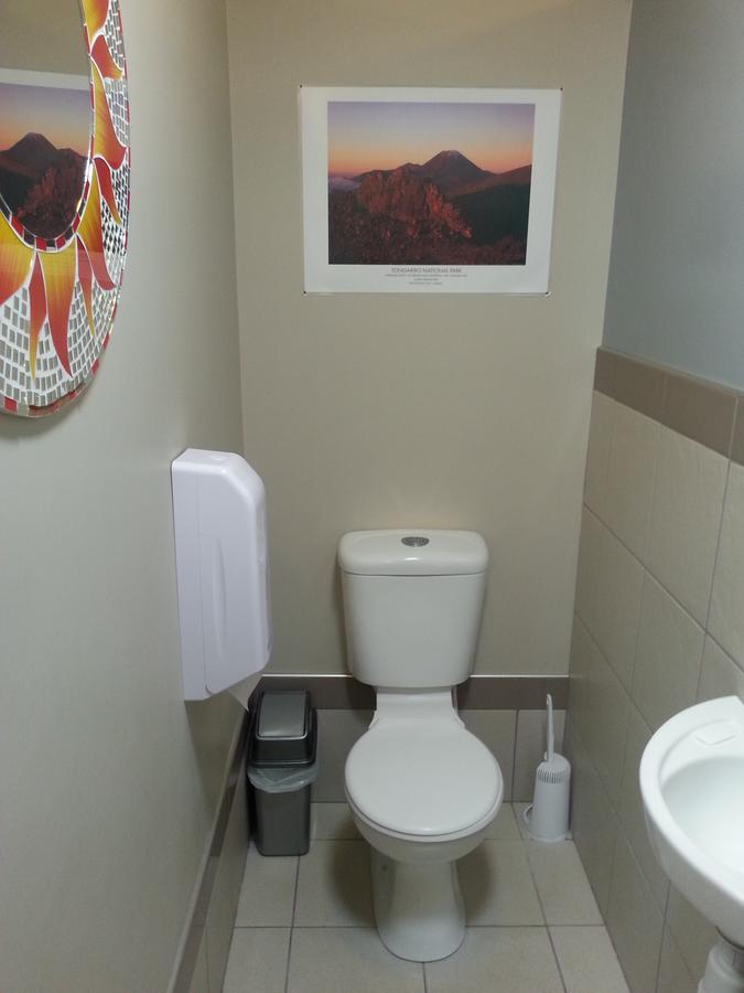 Riverstone Lodge Turangi Exterior foto A toilet with a hand dryer