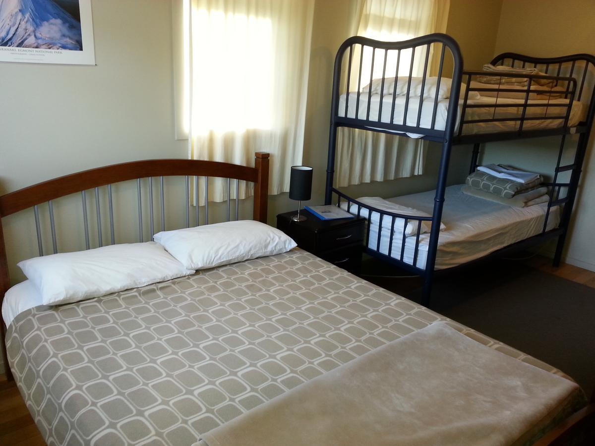 Riverstone Lodge Turangi Exterior foto A typical room at the hostel