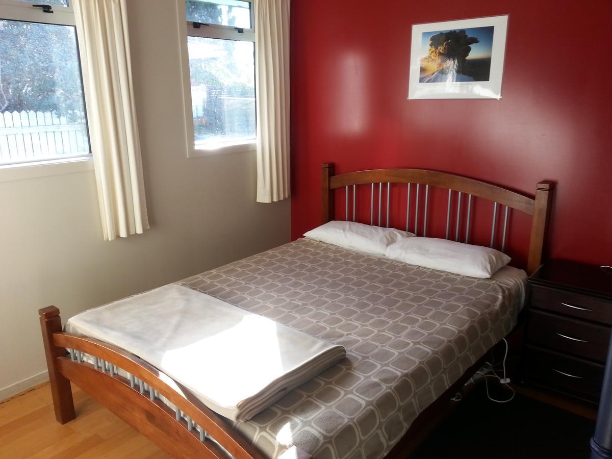 Riverstone Lodge Turangi Exterior foto A bedroom in a hostel in Dunedin, New Zealand