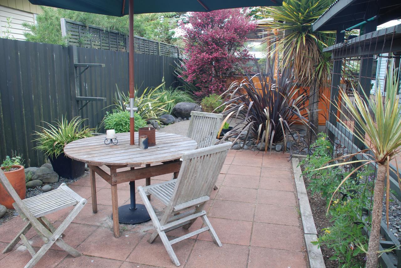 Riverstone Lodge Turangi Exterior foto A backyard in Auckland, New Zealand
