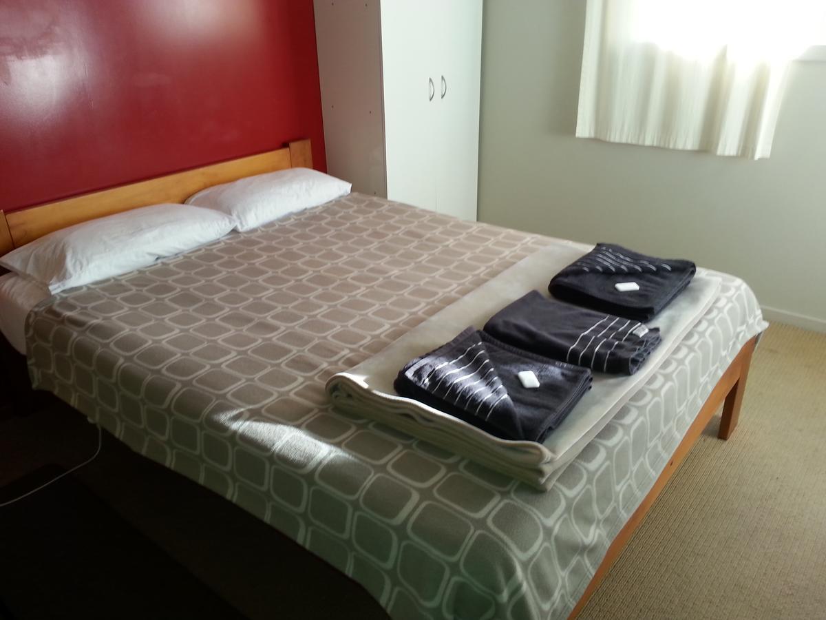 Riverstone Lodge Turangi Exterior foto A bed with a duvet